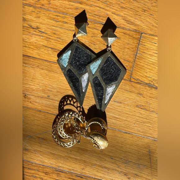 Vintage costume Jewelry Lot - Hoops and Dangles - Picture 1 of 9